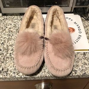 EUC UGG Dakota slippers with Pom